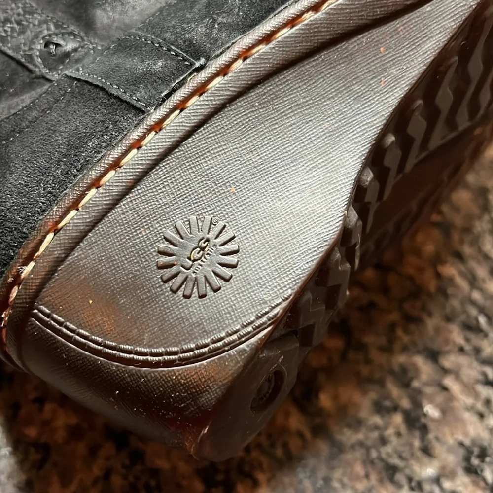 Ugg leather waterproof boots EUC 8